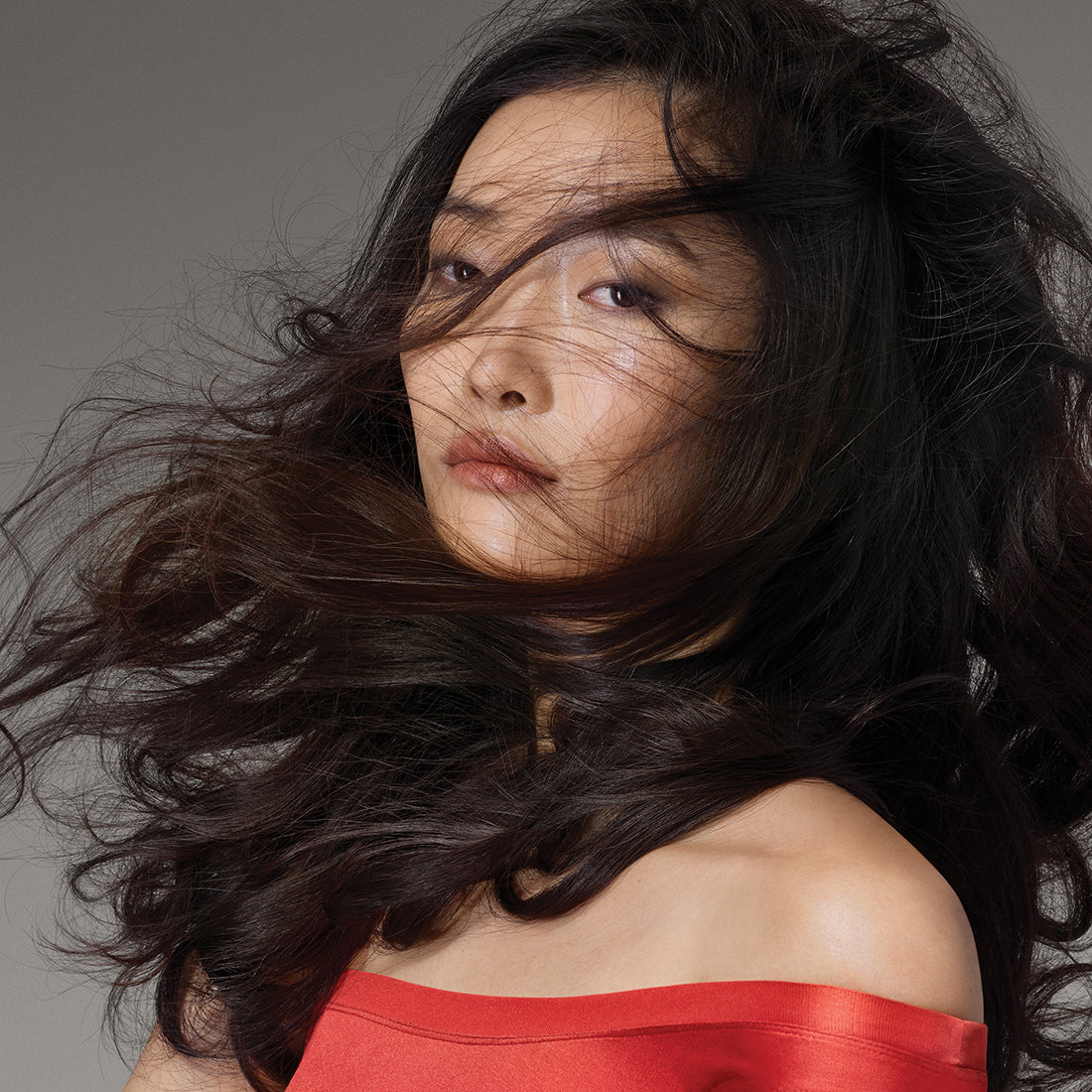 R+Co BLEU: Magnifier Thickening Spray wind